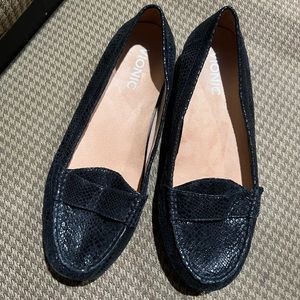 Vionic | Snakeskin Patterned Mocassins